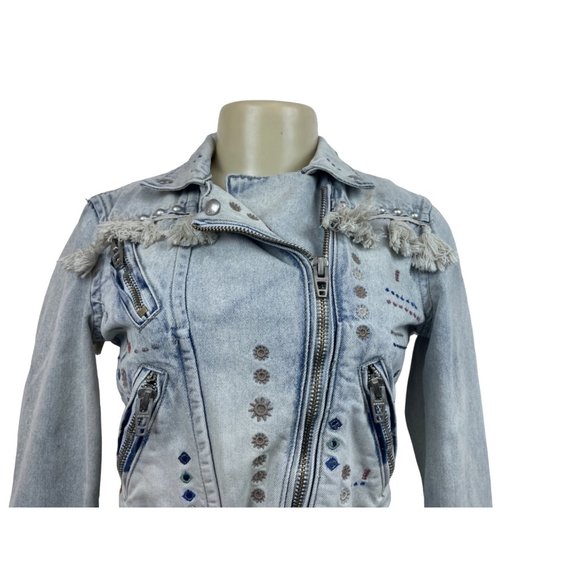 BlankNYC Women's Light Blue Embroidered Zip Up Buckle Strap Denim Jacket - NWT - Picture 9 of 15